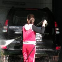 Зачем мыть машину снаружи и изнутри